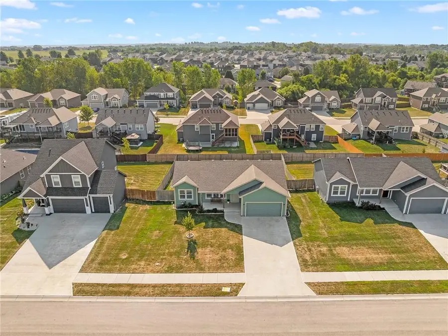 941 N Cottonwood Court, Tonganoxie, KS 66086 - #3