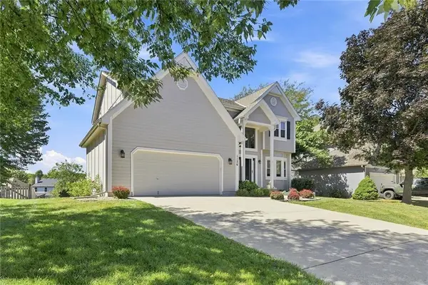 1136 SW Pacific Drive, Lee's Summit, MO 64081