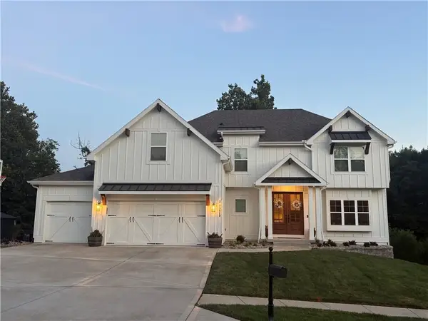 13829 Clear Creek Drive, Parkville, MO 64152