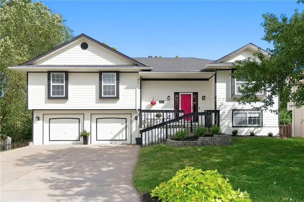 912 Village Street, Leavenworth, KS 66048 - #1