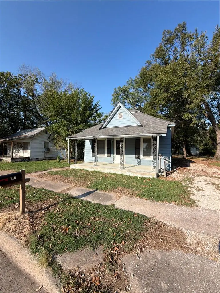 216 N 4th Street, Iola, KS 66749 - #3