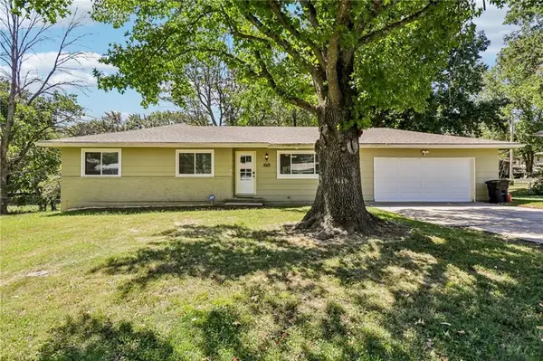207 SW 19th Street, Oak Grove, MO 64075