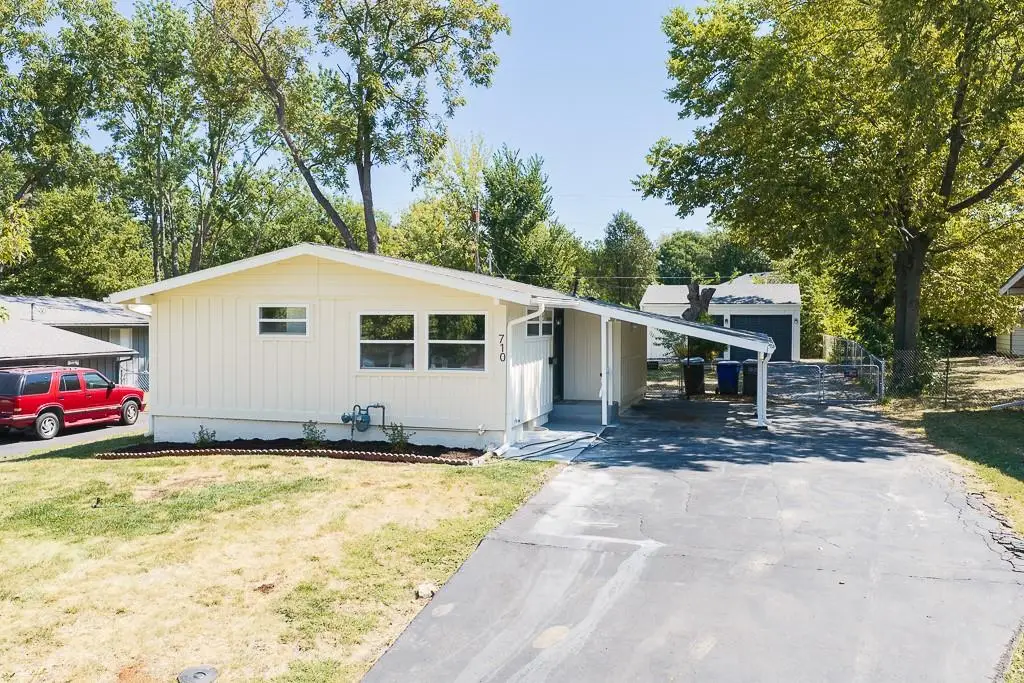 710 S Chestnut Street, Olathe, KS 66061 - #1