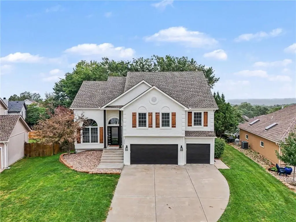 6275 N Nevada Avenue, Parkville, MO 64152 - #1