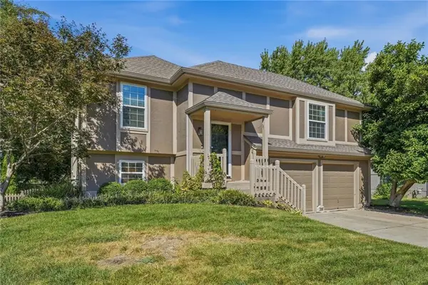 2558 NE Dale Hunter Lane, Lee's Summit, MO 64086