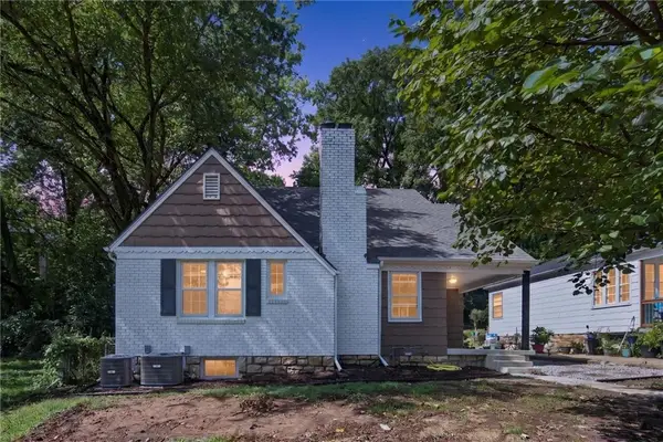 818 East Street, Parkville, MO 64152