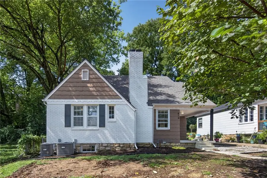 818 East Street, Parkville, MO 64152 - #2