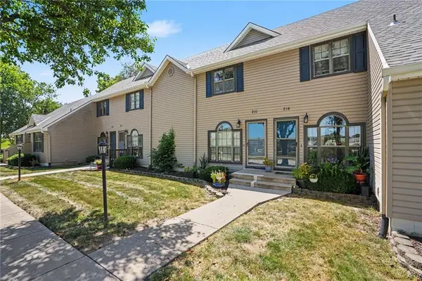216 Stonebridge Lane, Smithville, MO 64089