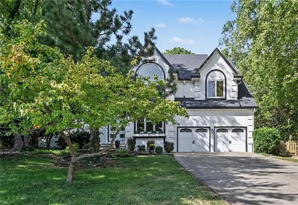 8225 NW Weatherby Drive, Weatherby Lake, MO 64152