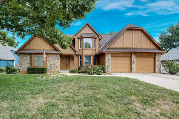 1013 SE Greenridge Drive, Lee's Summit, MO 64081