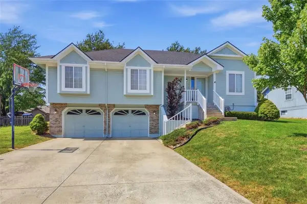 1534 NE Stonewood Drive, Lee's Summit, MO 64086