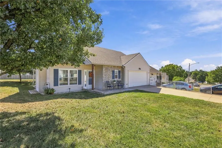 1890 Fall Creek Drive, Tonganoxie, KS 66086 - #2