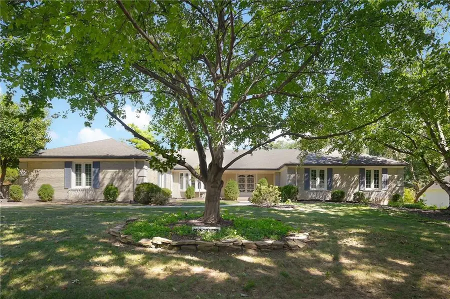8311 Juniper Street, Prairie Village, KS 66207 - #2