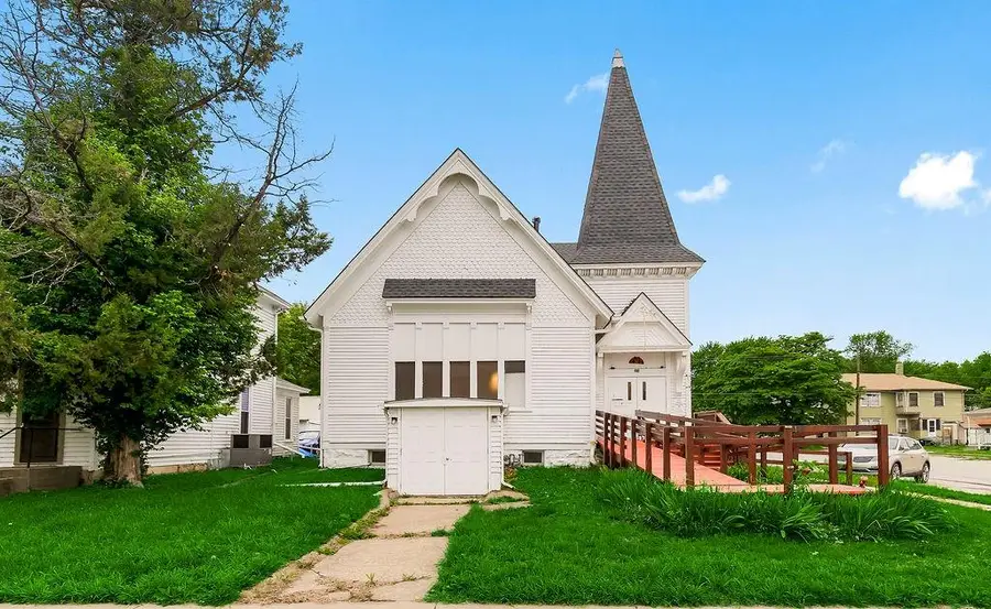 304 S Walnut Street, Ottawa, KS 66067 - #2