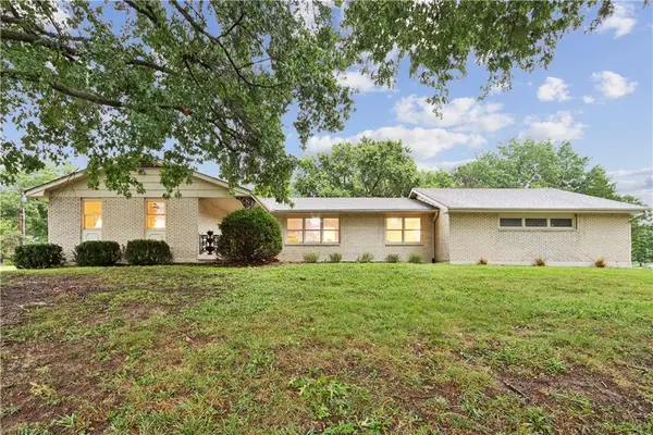 2 Maple Circle, Smithville, MO 64089