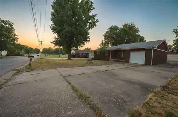 2206 W 1st Street, Coffeyville, KS 67337