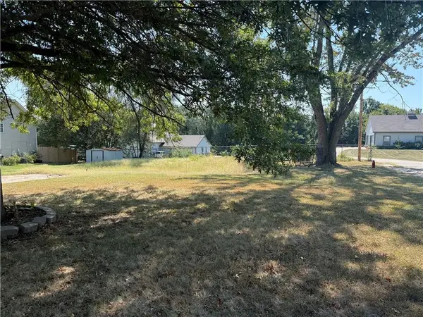 301 10th Ave Circle N, Greenwood, MO 64034
