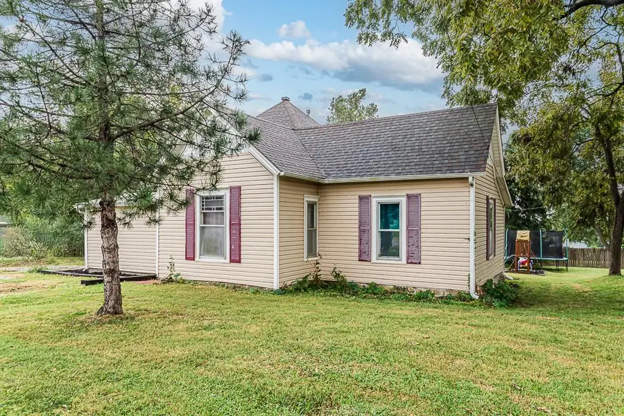 301 W Lake Street, McLouth, KS 66054 - #2