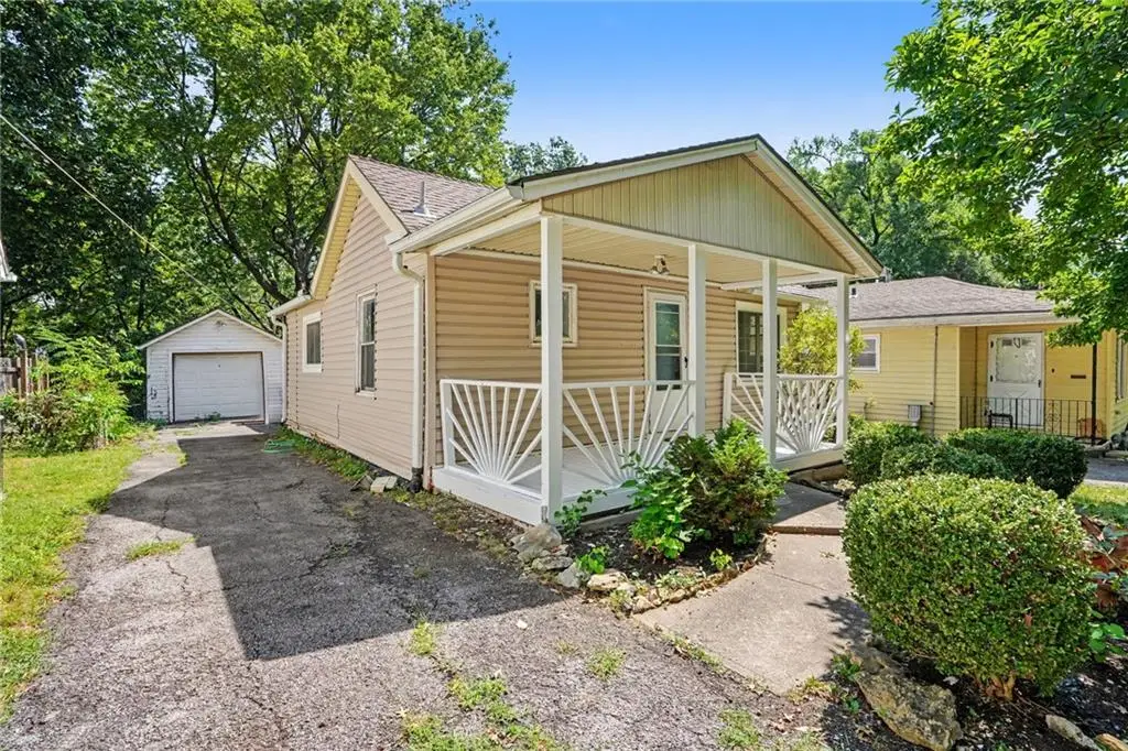 7811 Summit Street, Kansas City, MO 64114 - #1