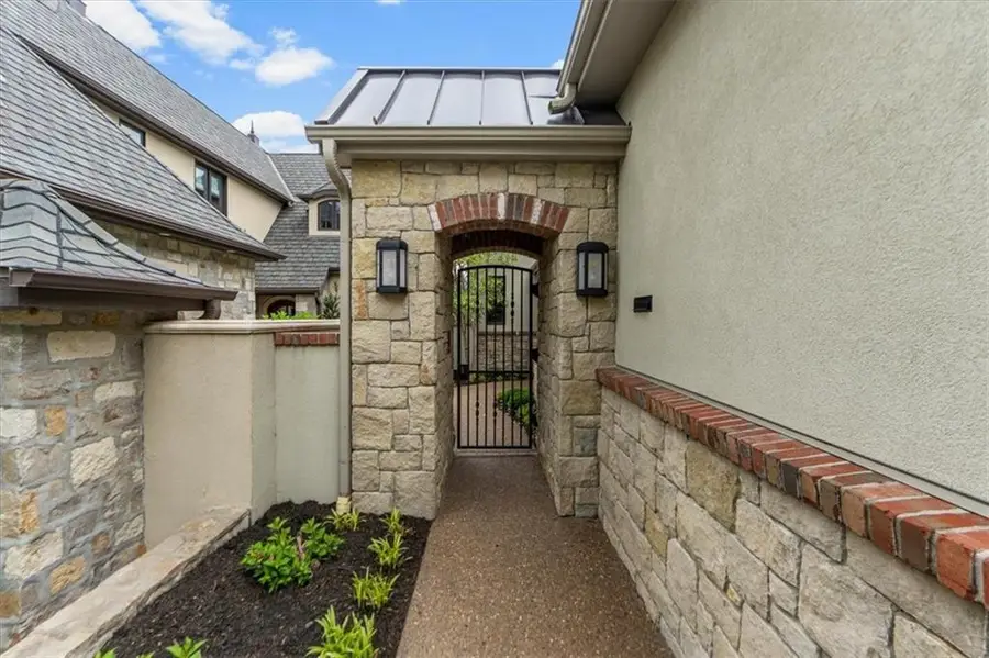 4635 Jarboe Street, Kansas City, MO 64112 - #2