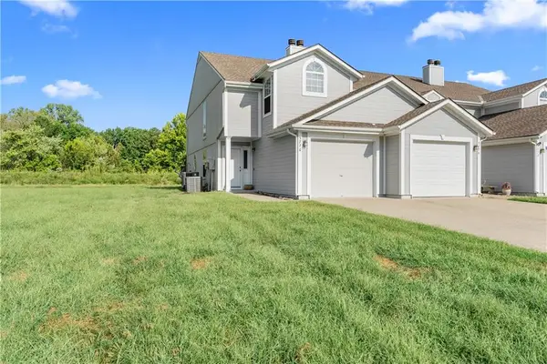 5776 NW Plantation Circle, Lee's Summit, MO 64064