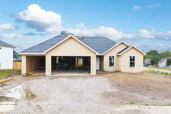 2706 Stone Creek Avenue, Tonganoxie, KS 66086