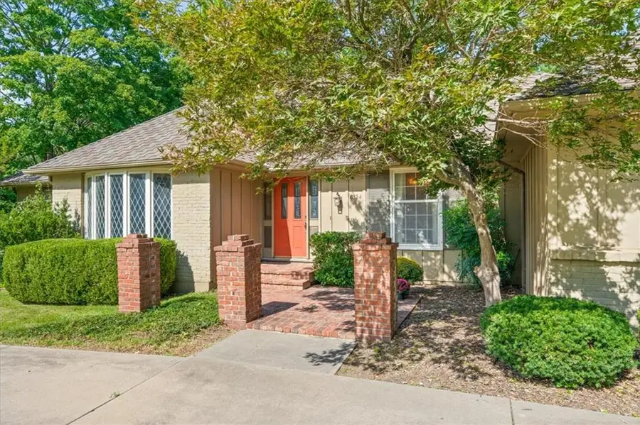 8124 Granada Road, Prairie Village, KS 66208 - #2