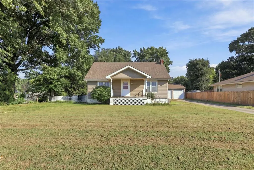 219 W 4th Street, Tonganoxie, KS 66086 - #1