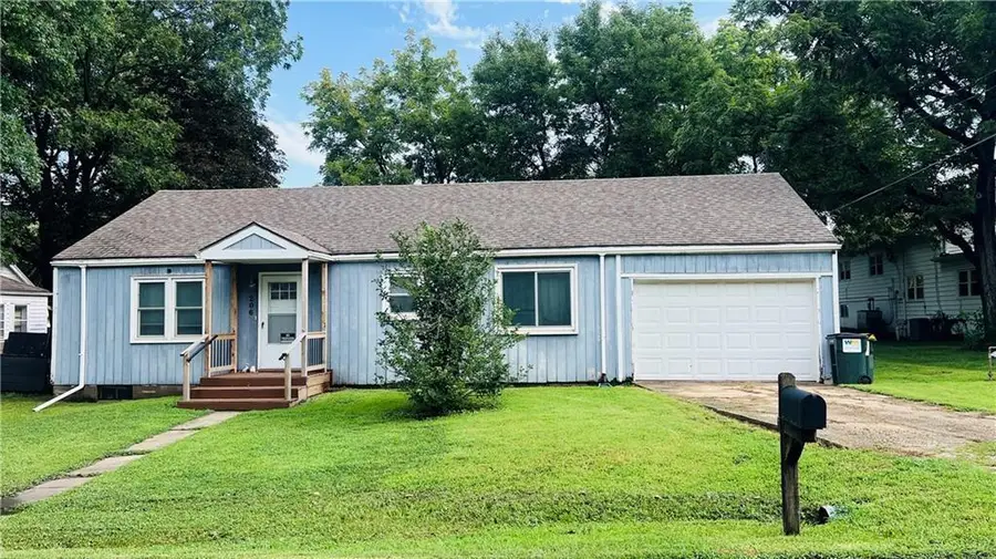 206 S 5th Street, Louisburg, KS 66053 - #2