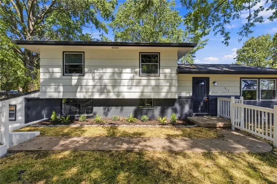 910 Olive Street, Leavenworth, KS 66048 - #2
