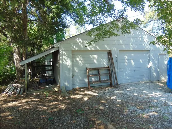 302 W Chestnut Street, Harrisonville, MO 64701
