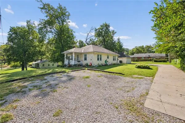10305 E 35th Street, Independence, MO 64052