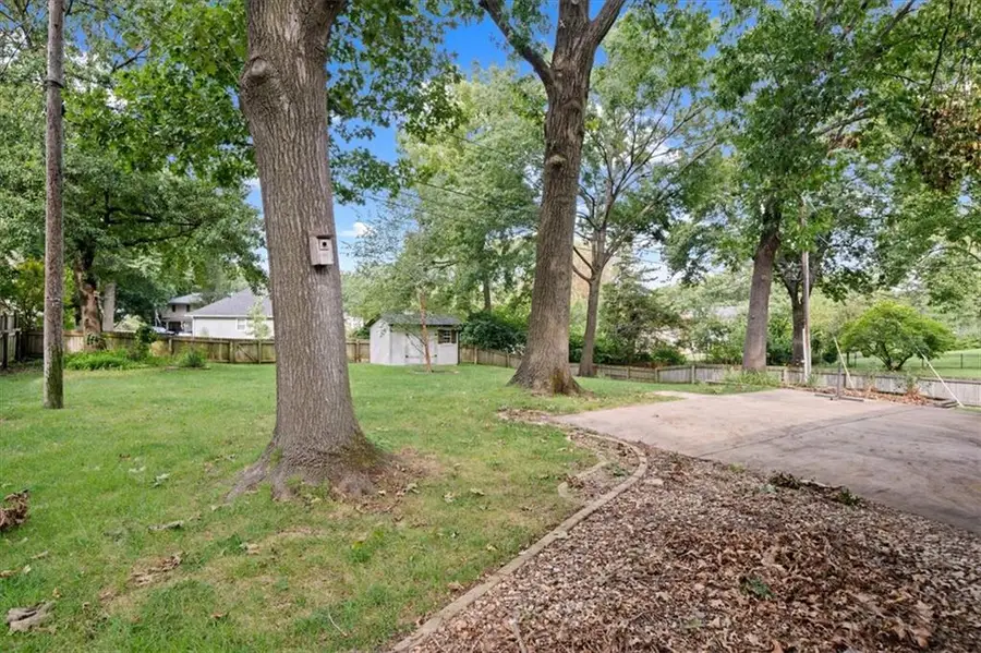 10616 Oak Street, Kansas City, MO 64114 - #2