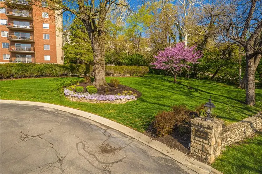 4550 Warwick Boulevard #1101-1102, Kansas City, MO 64111 - #2