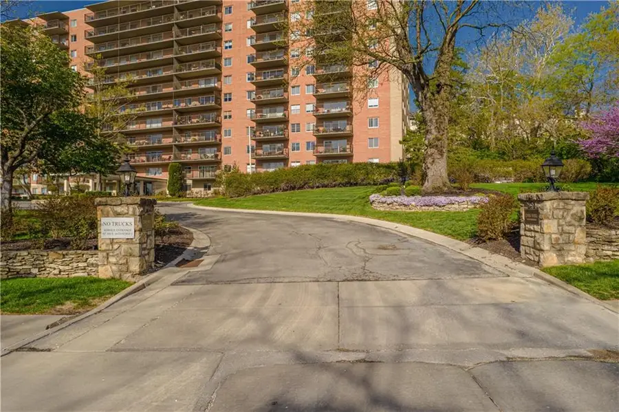 4550 Warwick Boulevard #1101-1102, Kansas City, MO 64111 - #3