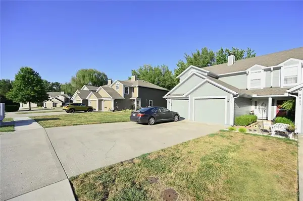 6125 NE Moonstone Court, Lee's Summit, MO 64064
