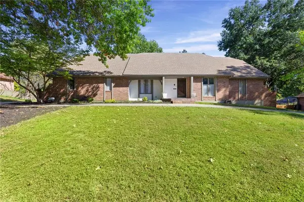 205 NW Hillcrest Lane, Lee's Summit, MO 64063