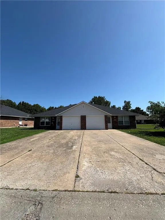 200-202 Woodbury Drive, Grain Valley, MO 64029