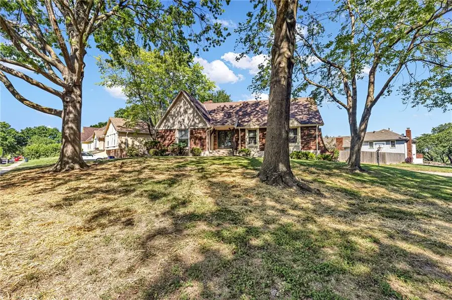 901 NW Oakridge Drive, Blue Springs, MO 64015 - #2
