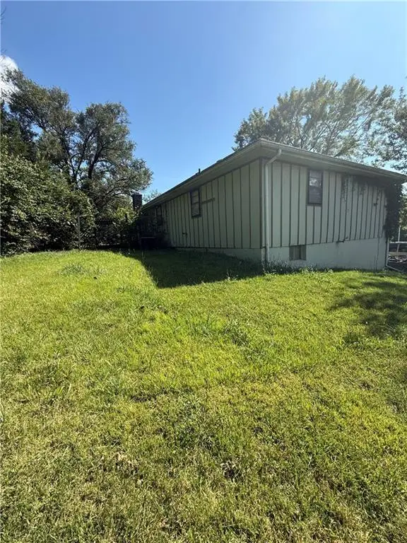 3304 Southern Hills Drive, Kansas City, MO 64137 - #3