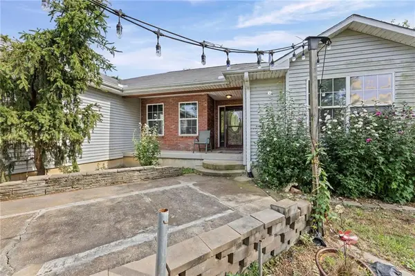 24129 Hollingsworth Road, McLouth, KS 66054