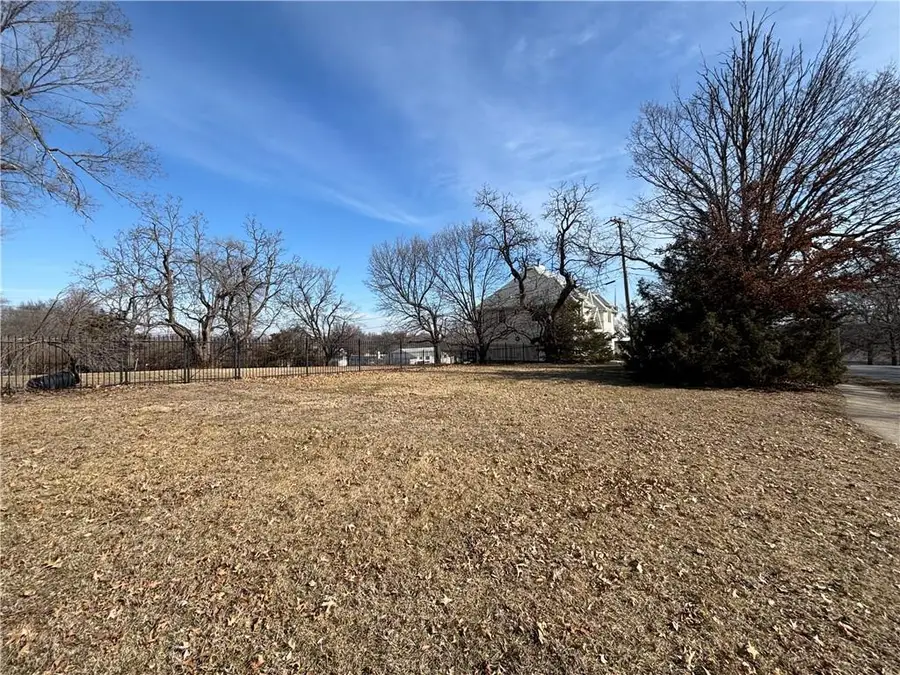 512 E Santa Fe Trail, Kansas City, MO 64145 - #2