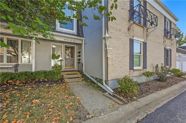 8705 Riggs Lane, Overland Park, KS 66212