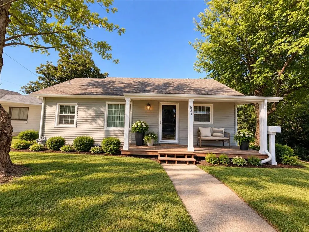 621 Spring Avenue, Bonner Springs, KS 66012 - #1