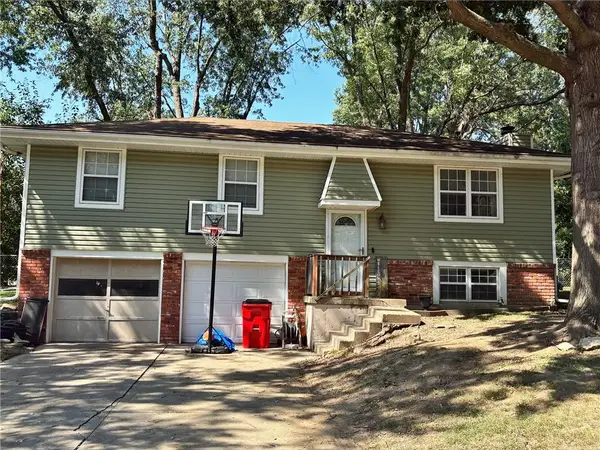 1610 SE Oak Street, Oak Grove, MO 64075