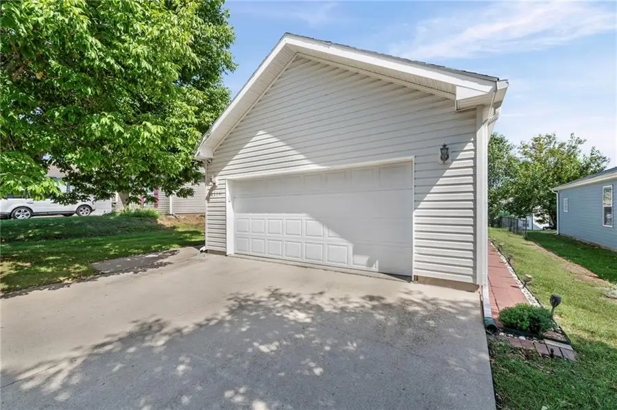 12211 N Pomona Avenue, Kansas City, MO 64163 - #2