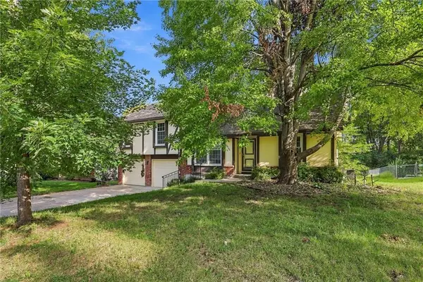 10106 NW Mirror Lake Drive, Kansas City, MO 64152