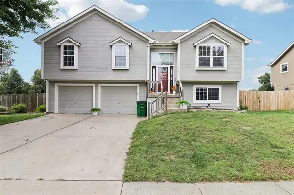 21322 Pin Oak Lane, Peculiar, MO 64078
