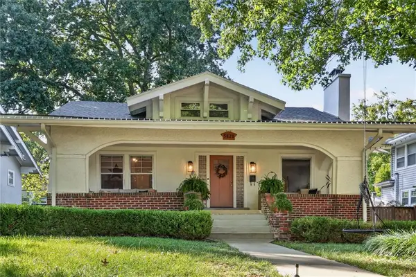 5828 Oak Street, Kansas City, MO 64113