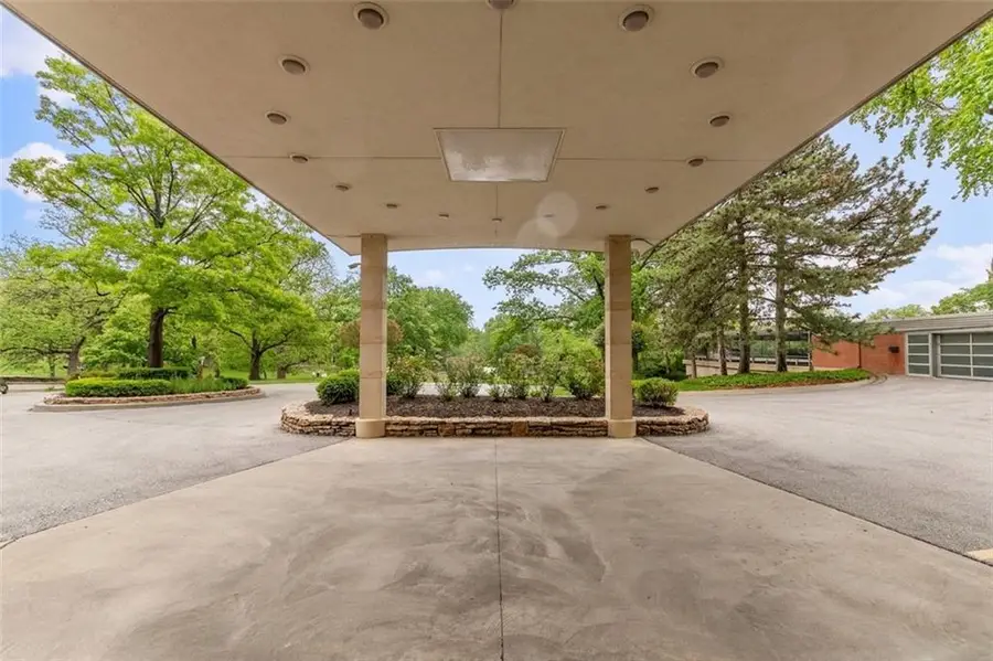 4550 Warwick Boulevard #207, Kansas City, MO 64111 - #2